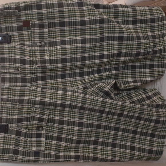 IZOD Men's Plaid  Bermuda - Picture 4 of 6